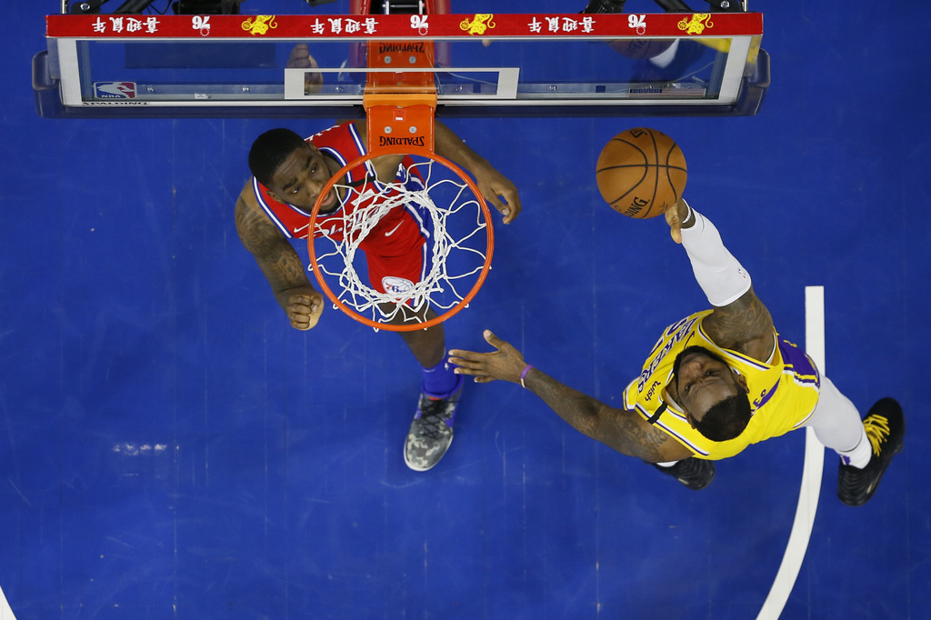 LeBron James (d) anota la canasta con la que rebasó a Kobe Bryant para ser el tercer máximo anotador en la historia de la NBA.