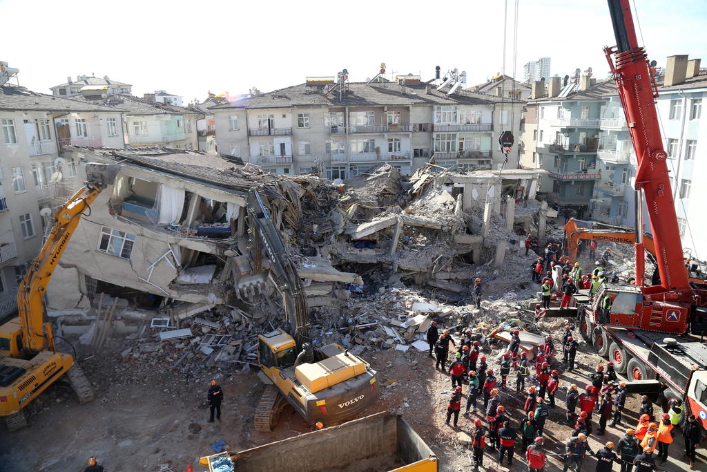 El balance de vidas perdidas por el sismo de magnitud 6.8 del pasado viernes en la oriental provincia turca de Elazin subió hoy a 35 personas. (ARCHIVO) 