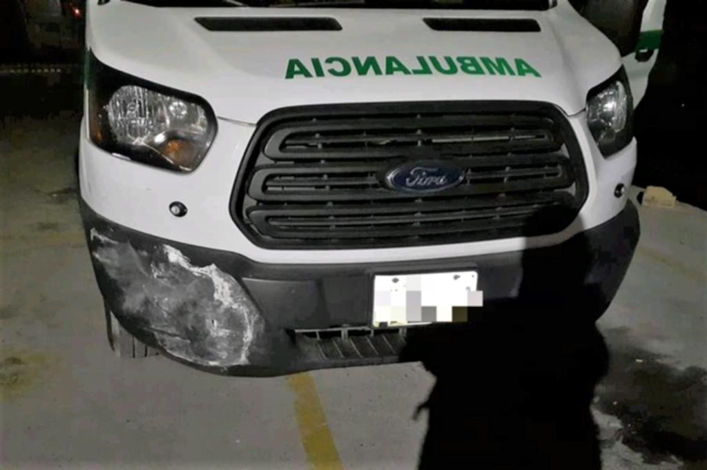 Según se informó, el operador alcoholizado de la ambulancia de la marca Ford Trans con placas de circulación EK-8487, AA515, se impactó en la finca de la entrada de los trabajadores de Torreón Jardín. (EL SIGLO DE TORREÓN)