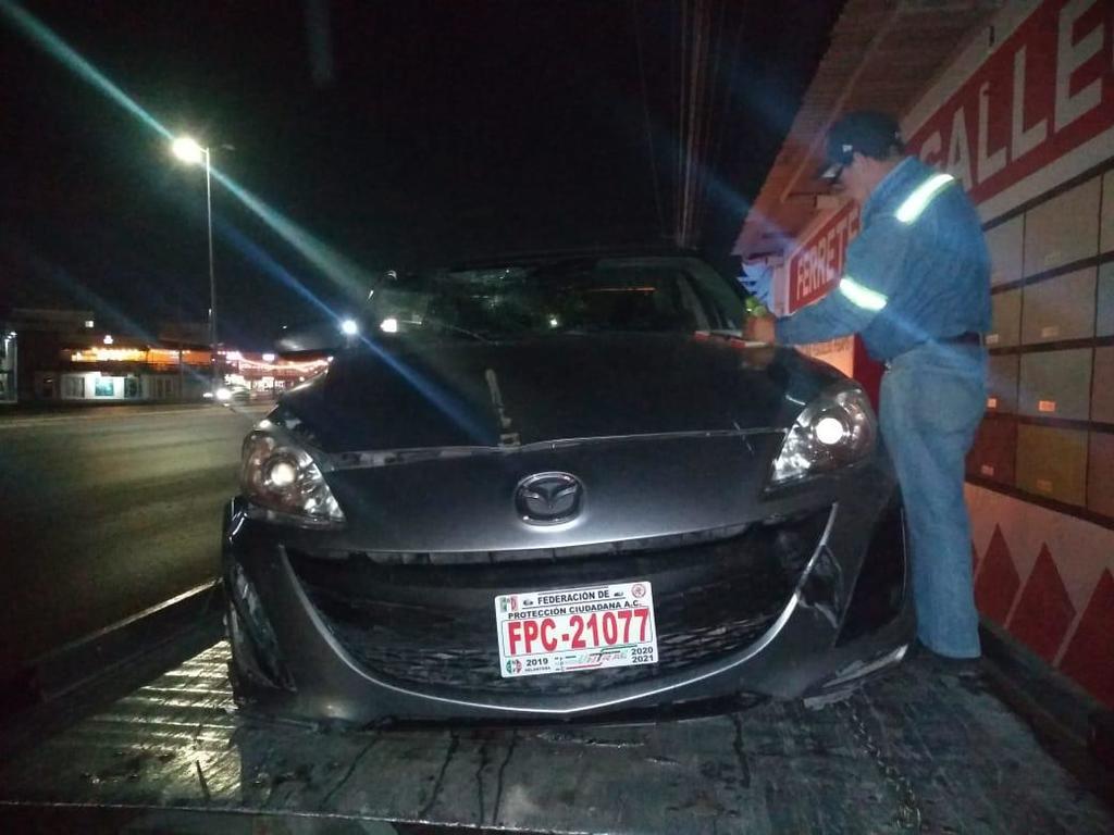 Conductor abandona su auto luego de chocar y volcar sobre la carretera Torreón-San Pedro. (EL SIGLO DE TORREÓN)