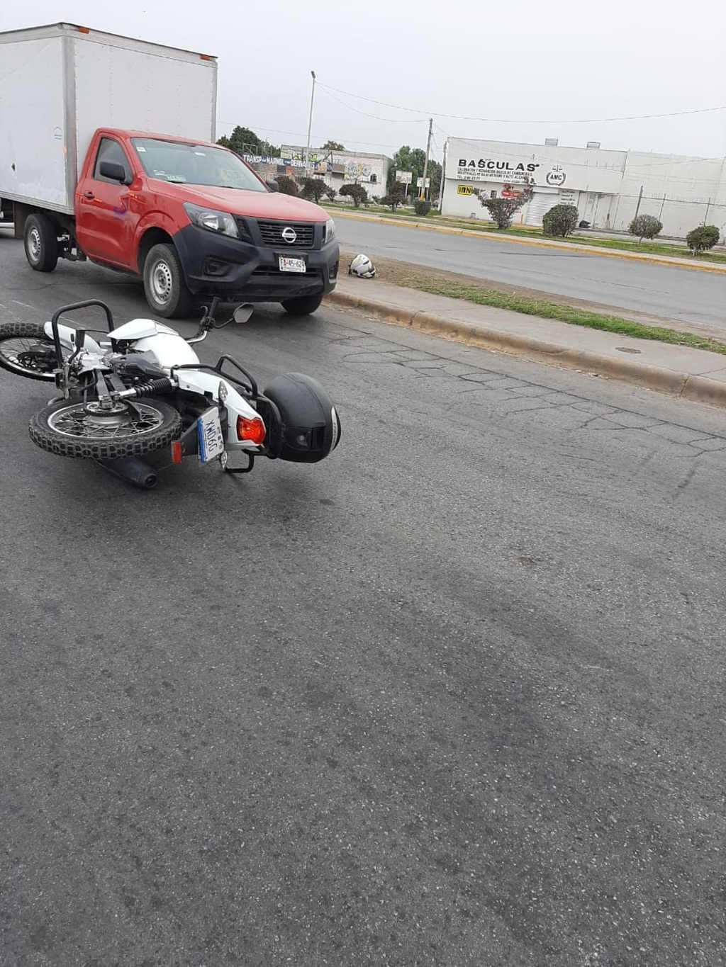 La motocicleta fue impactada por un automóvil de color blanco que se retiró del lugar tras ocasionar el accidente. (EL SIGLO DE TORREÓN)