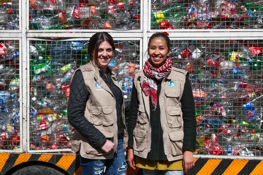 Alejandra y Lisseth iniciaron una plataforma para localizar los lugares donde se compra plástico y otros materiales de reciclaje. (EL UNIVERSAL)
