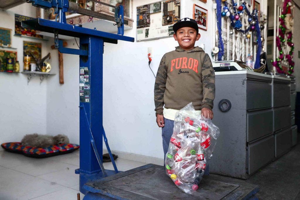 En la imagen se observa un pequeño que llegó a vender sus botellas de plástico a una recicladora. (EL UNIVERSAL)