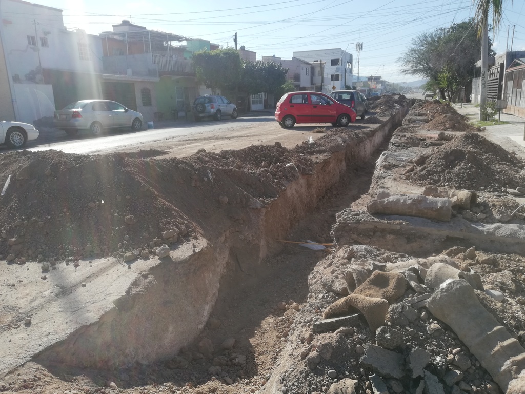 Habitantes del sector señalan que no pueden estacionar sus automóviles en sus cocheras por la abertura del pavimento. (EL SIGLO DE TORREÓN)
