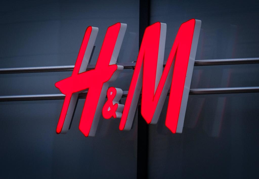 La cadena de tiendas H&M perpetró una “masiva” infiltración de datos personales al espiar a sus representantes de atención al cliente, afirmó el lunes una agencia en Alemania defensora de la privacidad personal. (ARCHIVO)