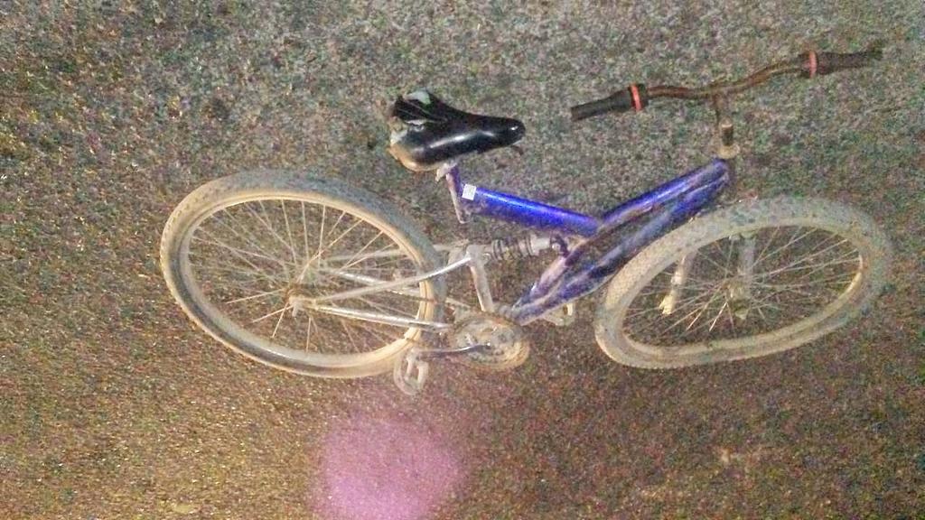 Fuentes de seguridad informaron que la víctima circulaba a bordo de una bicicleta de montaña color azul, cuando fue impactado por una camioneta tipo Estaquitas, color negro. (EL SIGLO DE TORREÓN)