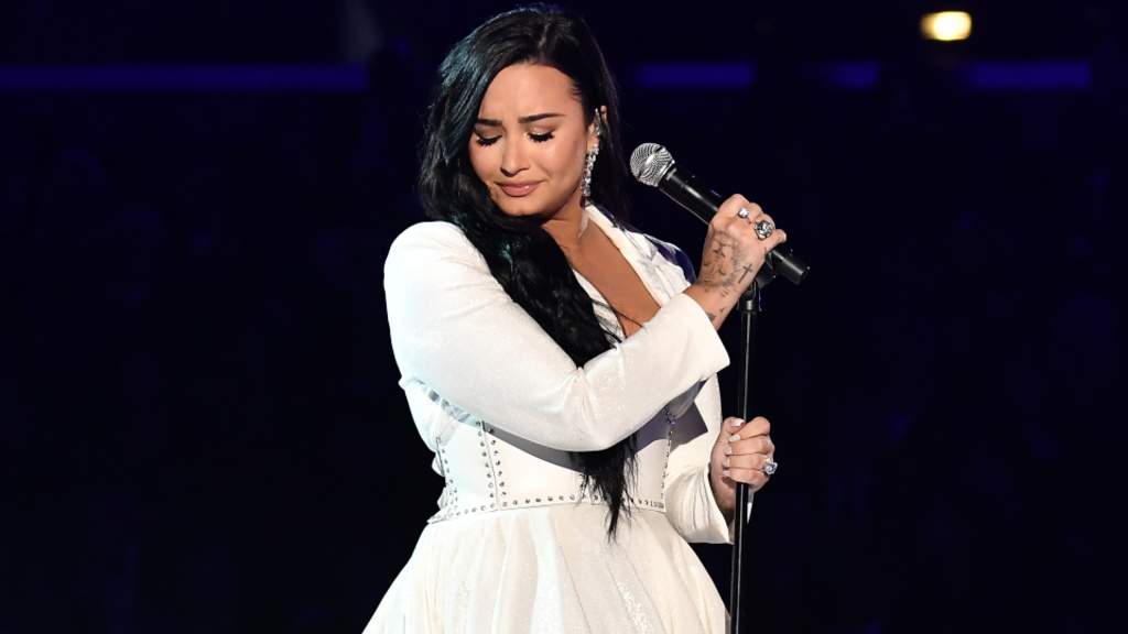La cantante estadounidense Demi Lovato fue una de las artistas que se presentó durante la ceremonia de los Grammy 2020, ocasión que aprovechó para interpretar el tema Anyone, el cual escribió antes del episodio de sobredosis que sufrió en 2018. (ESPECIAL)
