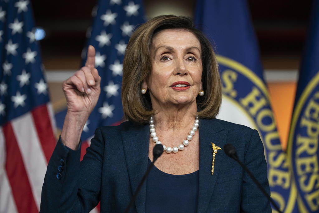 La jefa de la Cámara Baja de Estados Unidos, Nancy Pelosi, anunció este lunes un nuevo proyecto de ley para revocar el veto migratorio del presidente Donald Trump hacia refugiados. (ARCHIVO)