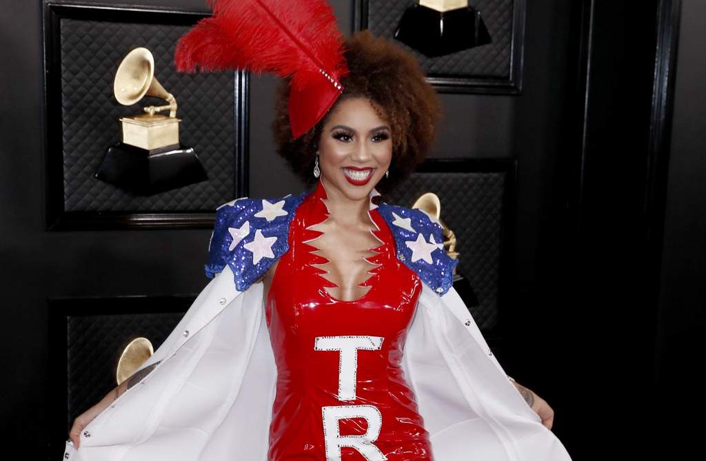 La cantautora estadounidense Joy Villa, ha logrado llamar la atención en las alfombras rojas de los premios Grammy durante varios años, debido a sus vestidos en apoyo al presidente de Estados Unidos, Donald Trump, hecho que se acentúa debido a su ascendencia latina. (ARCHIVO)