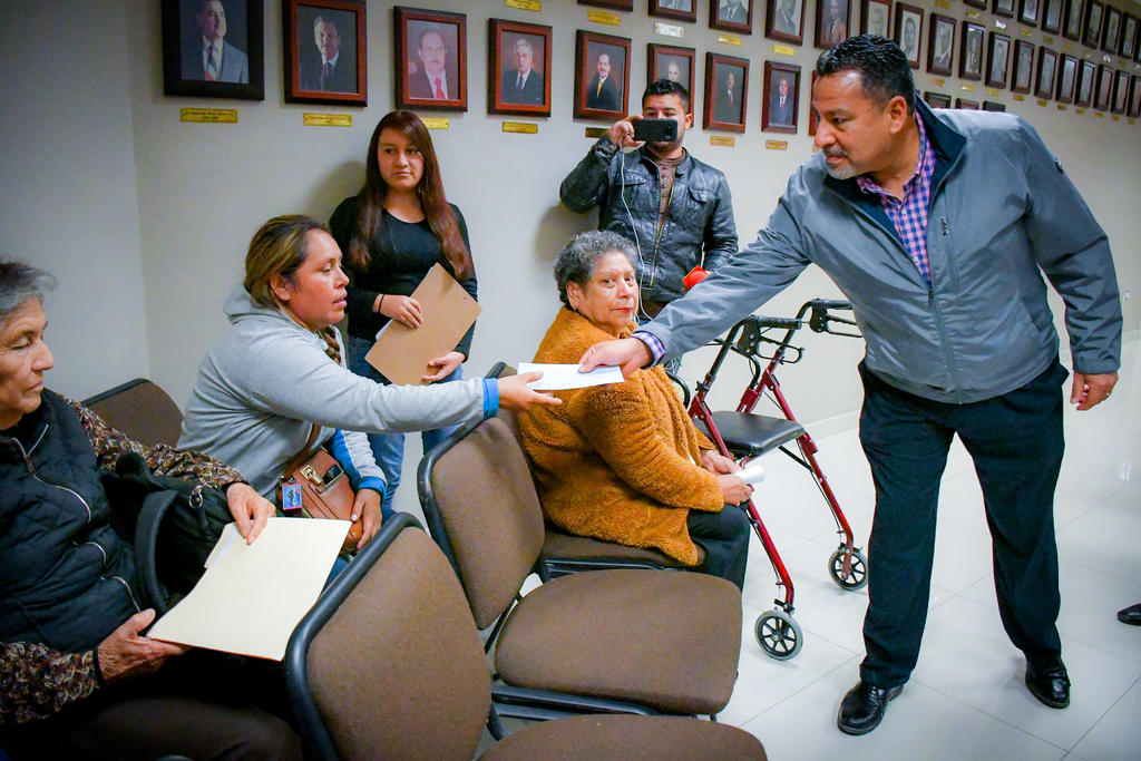 La entrega de los cheques fue encabezada por Claudio Mario Bres Garza, presidente municipal de Piedras Negras, acompañado de Guerra Ávila en la sala de Cabildo de la presidencia municipal. (EL SIGLO COAHUILA)