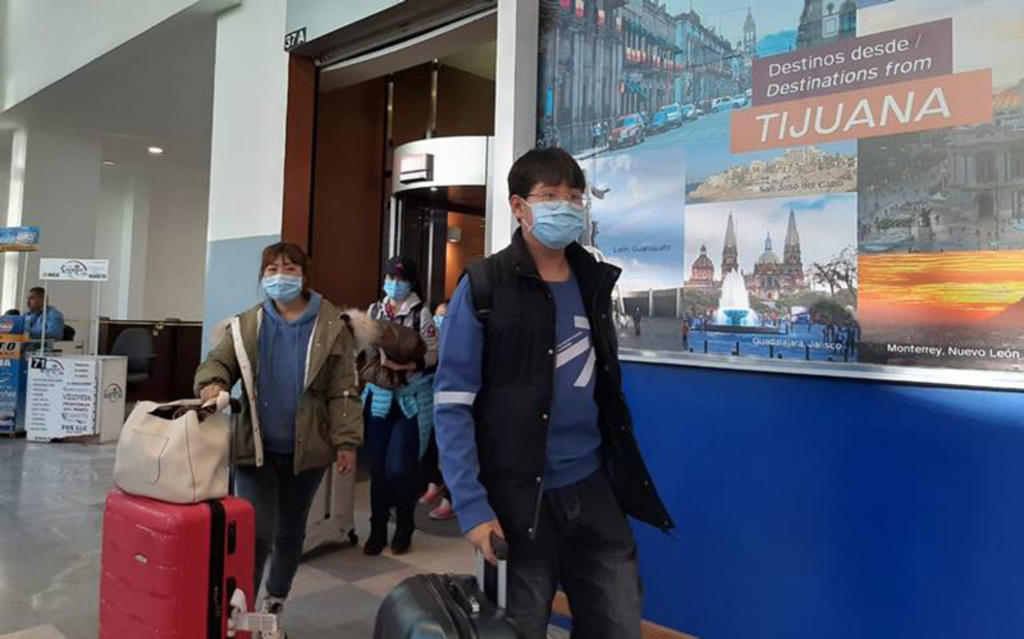 El avión llegó al aeropuerto Abelardo L. Rodríguez alrededor de las 14:30 horas desde Beijing, y con ello fue instalado nuevamente un filtro sanitario operado por personal de salud en el estado. (ESPECIAL)