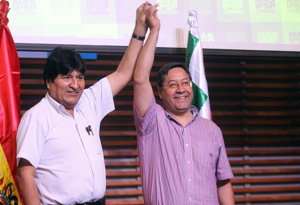 Evo Morales formalizó la presentación de Arce como candidato presidencial para las elecciones del 3 de mayo. (EFE)
