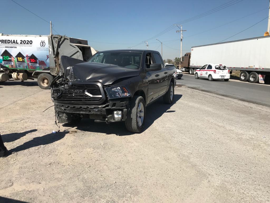La camioneta Dodge Ram de color negro terminó con el costado derecho del frente prácticamente destrozado. (EL SIGLO DE TORREÓN)