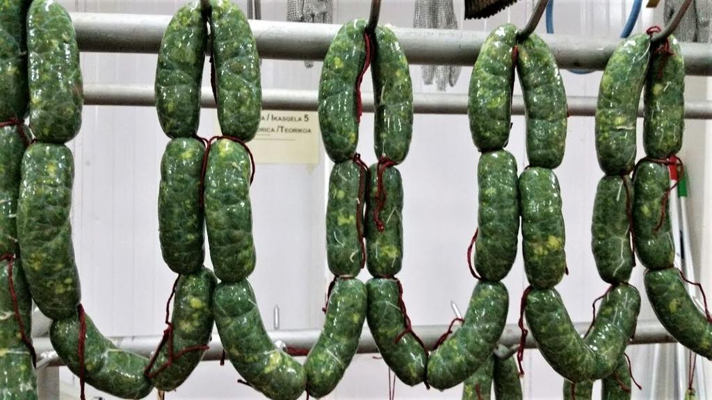 De acuerdo con el diccionario gastronómico online 'Larousse', el chorizo verde se empezó a producir a inicio de los 70 en Toluca, a consecuencia de la alza de los precios, de los chiles y el pimentón (usados para el chorizo rojo). (ESPECIAL)