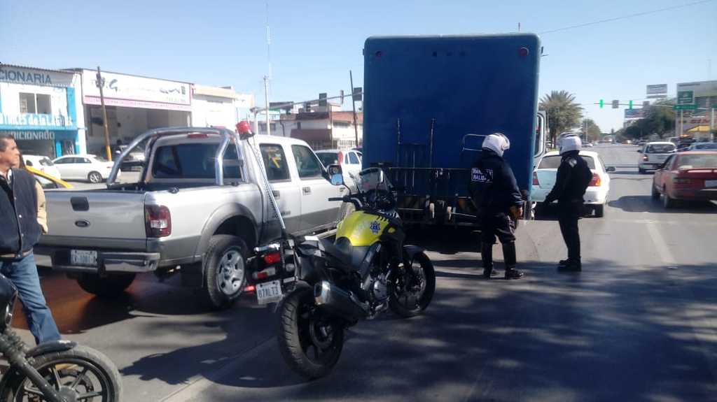 Conductor de camión choca contra automóvil y camioneta en el bulevar Independencia, en Torreón. (EL SIGLO DE TORREÓN)