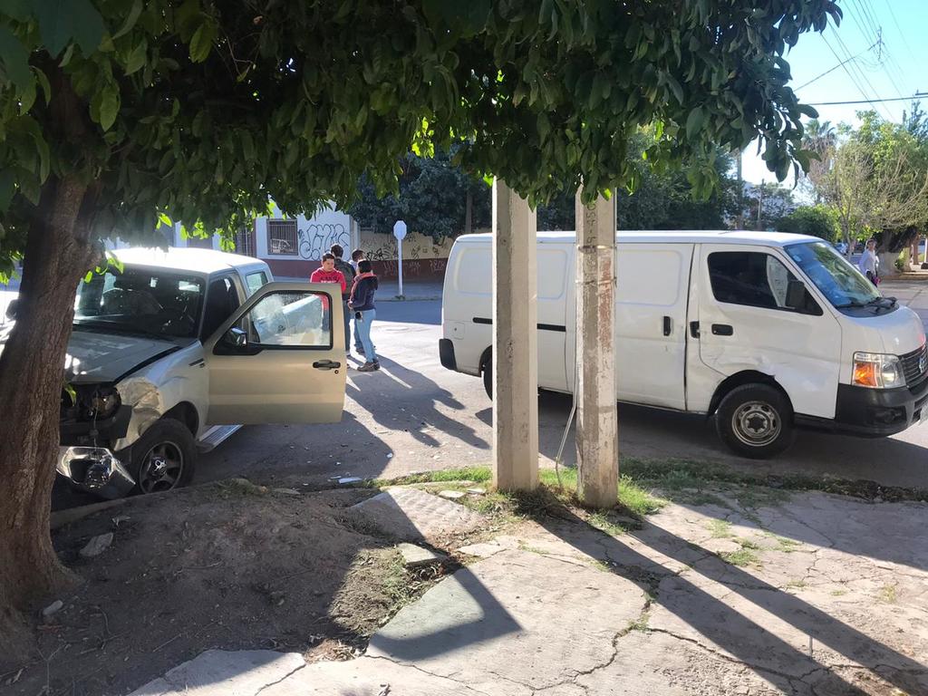 Conductor se pasa alto y protagoniza choque en calles del sector Centro de Torreón; hay un lesionado. (EL SIGLO DE TORREÓN)