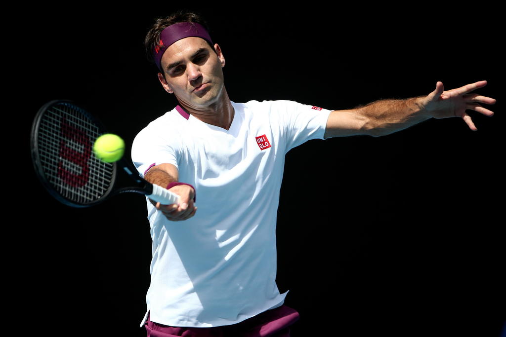Roger Federer salvó siete puntos de partido, y derrotó 6-3, 2-6, 2-6, 7-6, 6-3 a Tennys Sandgren, para avanzar a semifinales. (EFE)