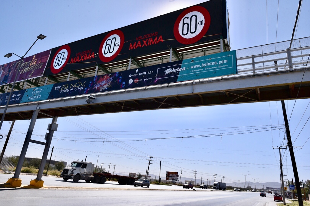 Se colocó una pantalla publicitaria en el puente peatonal de la carretera Torreón-San Pedro, a la altura de la colonia Villa Florida. (EL SIGLO DE TORREÓN)