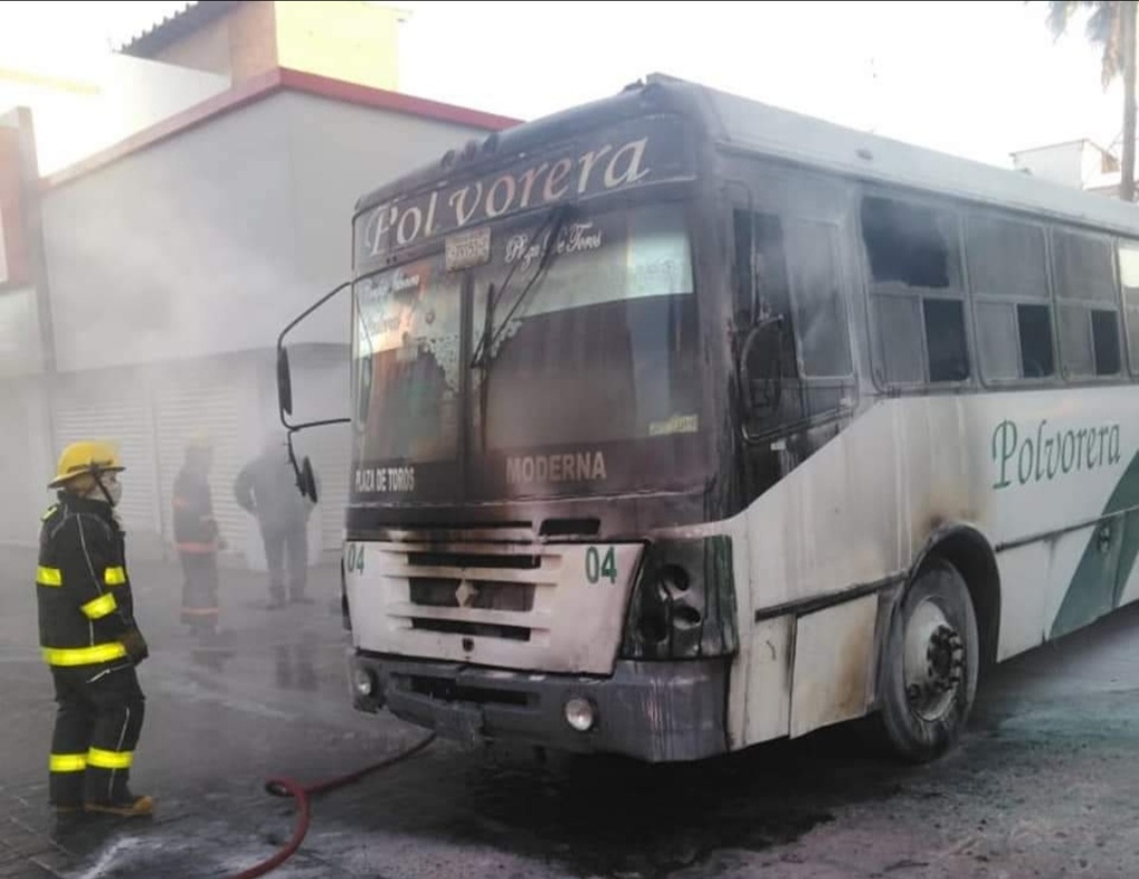 Del incendio, las autoridades no reportaron personas lesionadas o intoxicadas, solo los daños materiales que sufrió el autobús. (EL SIGLO DE TORREÓN)