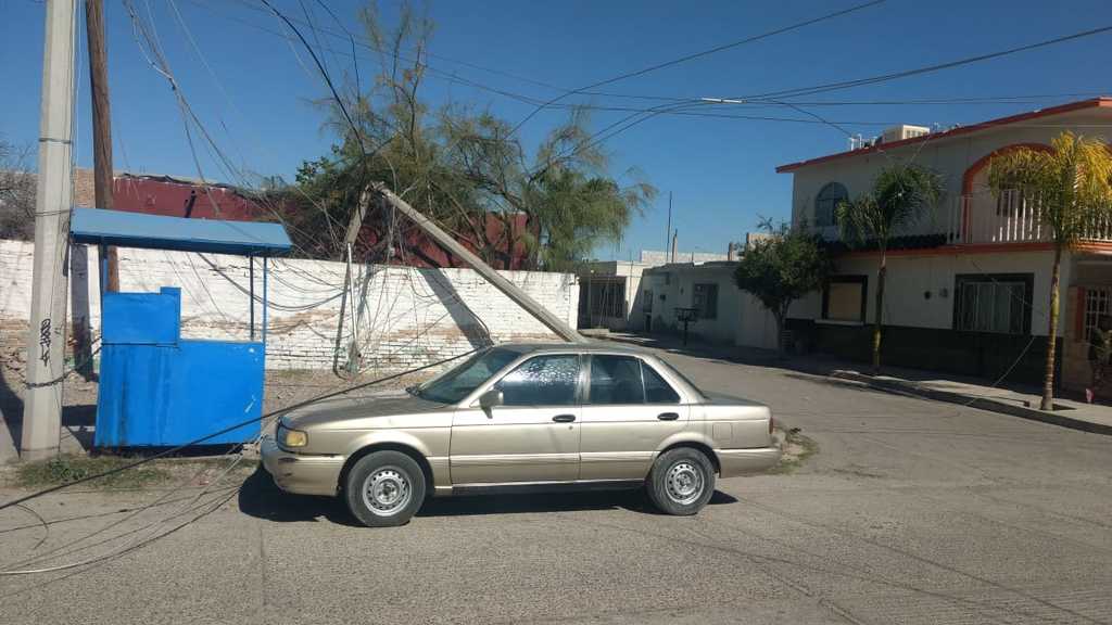 Operador de grúa derriba postes de concreto por la avenida Matamoros, en Torreón. (EL SIGLO DE TORREÓN)