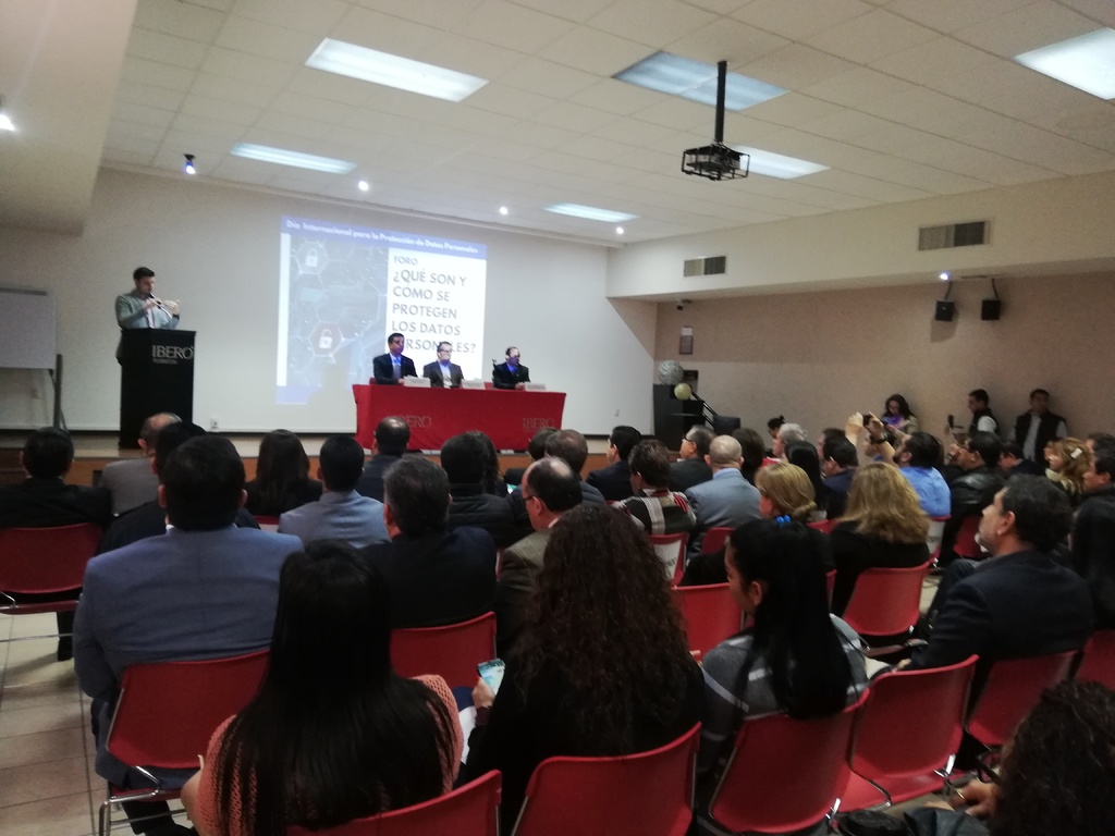 El comisionado presidente del ICAI, Luis González Briseño, estuvo ayer en el foro '¿Qué son y cómo se protegen los datos personales?', en la Universidad Iberoamericana de Torreón. (GUADALUPE MIRANDA)