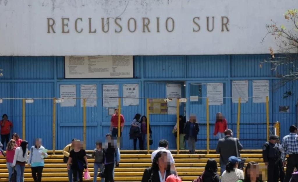 Tres reos del Reclusorio Sur, quienes presuntamente tenían fines de extradición a Estados Unidos, se fugaron este miércoles por la mañana del penal ubicado en Xochimilco, por lo que elementos policiacos tuvieron que ser movilizados en la zona. (ARCHIVO)