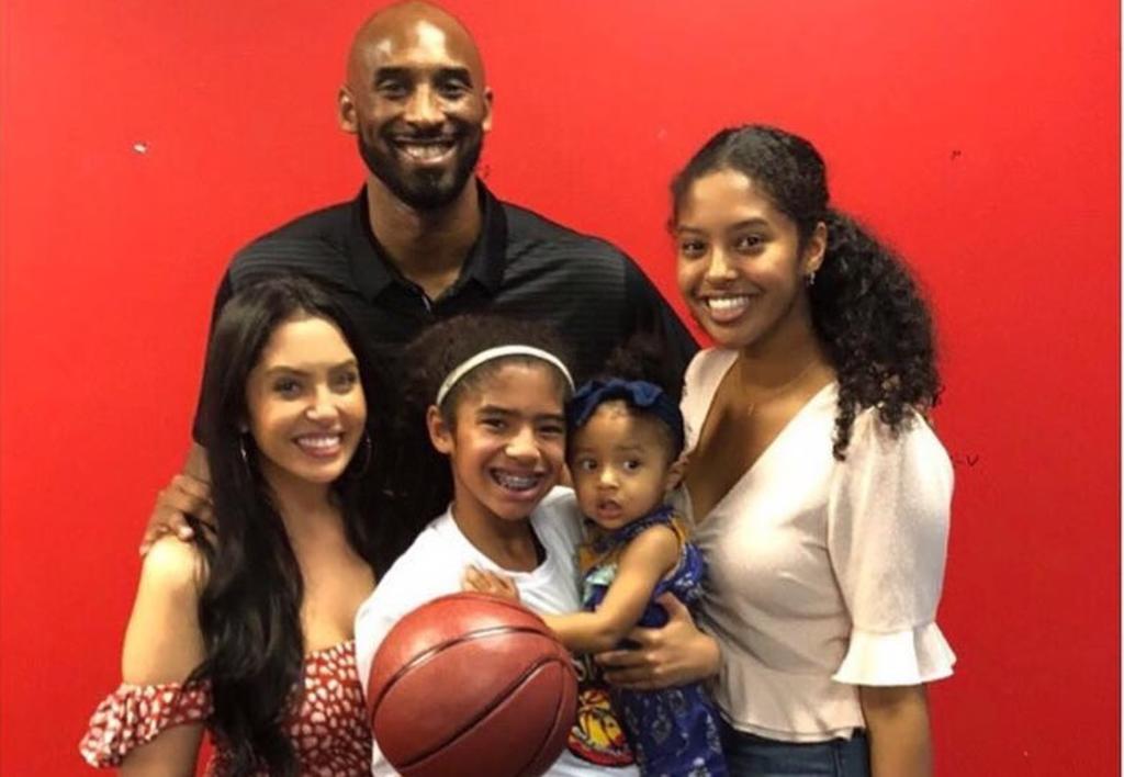 Vanessa Bryant no realizó una publicación en la red social, pero sí cambió su foto de perfil, que ahora muestra a Kobe y a 'Gigi' abrazándose durante el Juego de Estrellas de la NBA en 2016. (CORTESÍA)