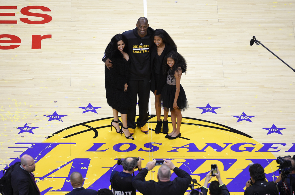 Kobe Bryant posa con su esposa Vanessa, así como sus hijas Natalia y Gianna (de izquierda a derecha) tras un juego de Lakers en 2016.