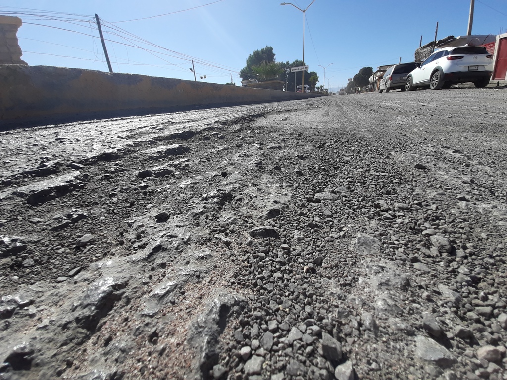 La carretera a Filipinas, que se encuentra en la cabecera municipal, se encuentra en mal estado. (EL SIGLO DE TORREÓN / Diana González)
