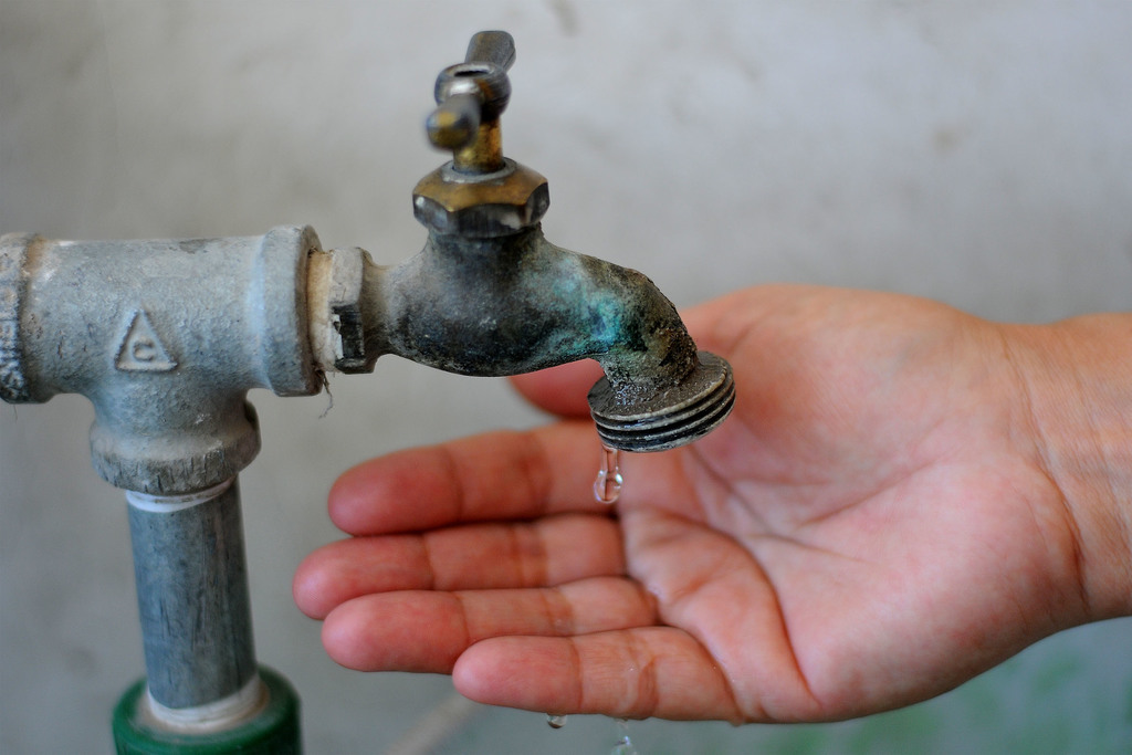 Habitantes de Villa Juárez denuncian que los problemas de suministro de agua cada vez se agudizan. (ARCHIVO)