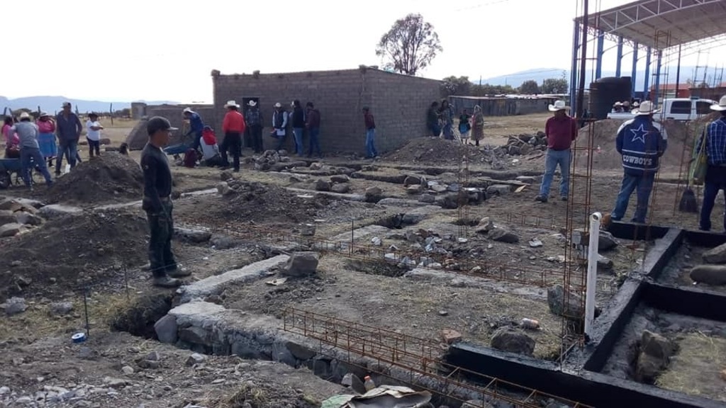 Las personas encargadas de la obra verifican y analizan que la misma vaya conforme a los planes y se realice de la manera correcta. (EL SIGLO DE TORREÓN) 