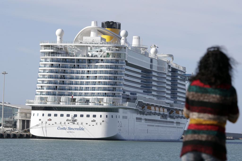 A unos 6,000 pasajeros de un crucero de la compañía Costa Crociere procedente de España se les ha impedido desembarcar. (AP)