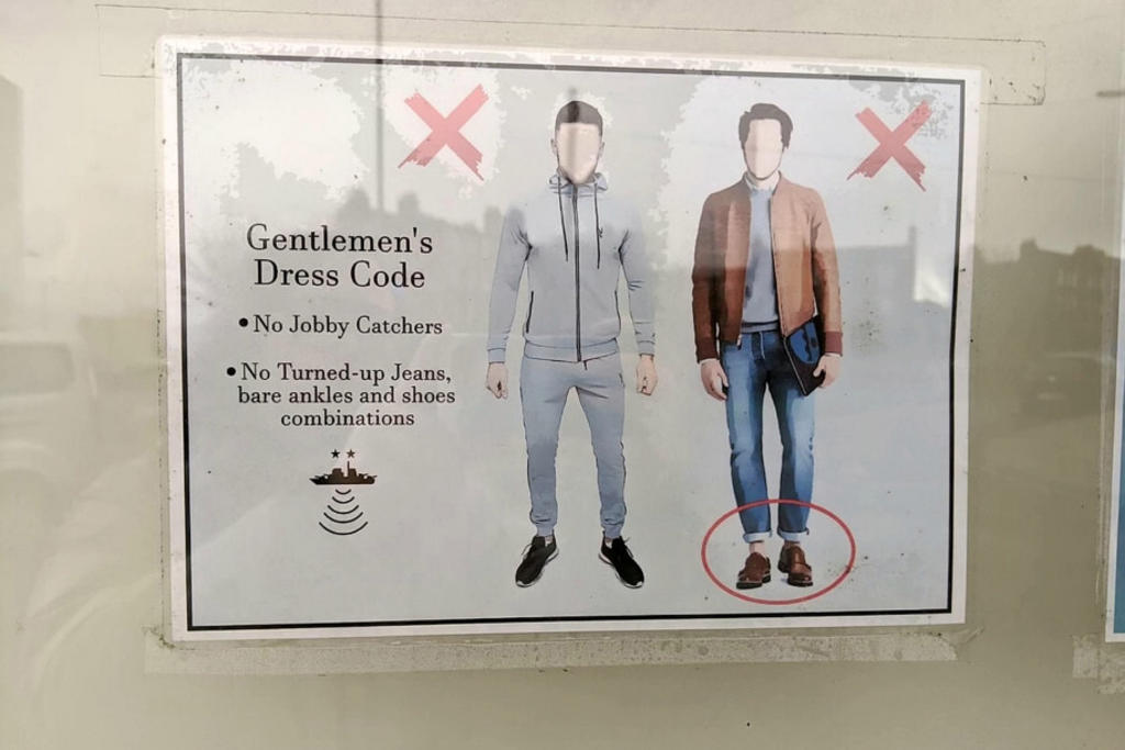 No dejarán entrar a quien llegue vestido con los tobillos expuestos. (INTERNET)