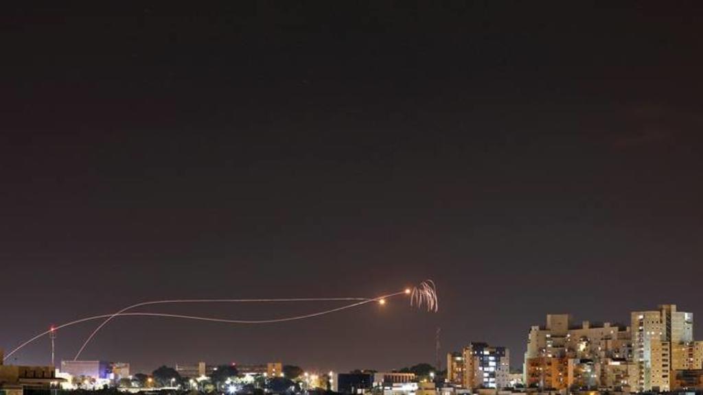 El Ejército israelí informó que de los tres cohetes lanzados, dos fueron interceptados por el sistema de defensa antiaéreo Cúpula de Hierro. (ESPECIAL)
