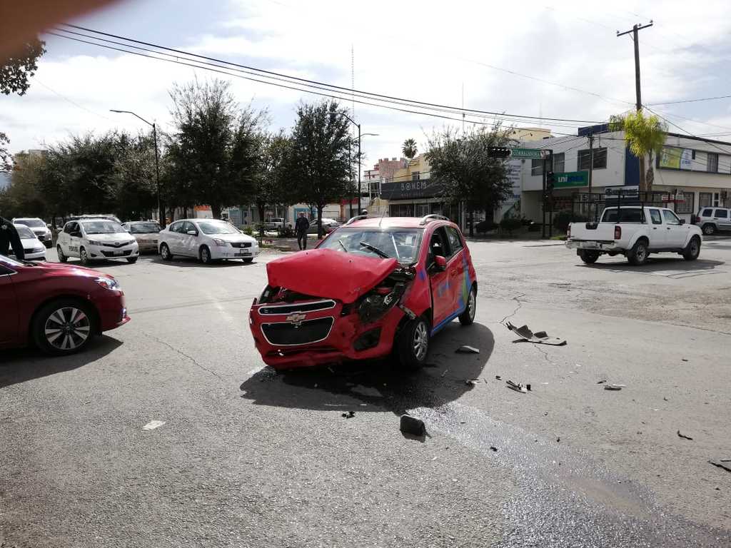 Chocan autos en calzada Colón; una de las unidades terminó sobre el paso peatonal del camellón central. (EL SIGLO DE TORREÓN)