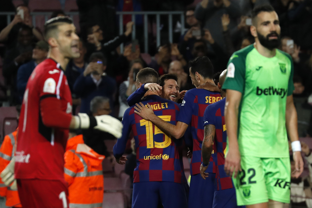 El argentino Lionel Messi (c) festeja con sus compañeros luego de anotar uno de sus dos goles en el duelo donde los blaugranas se impusieron categóricamente ante los 'pepineros' en el Camp Nou. (AP)