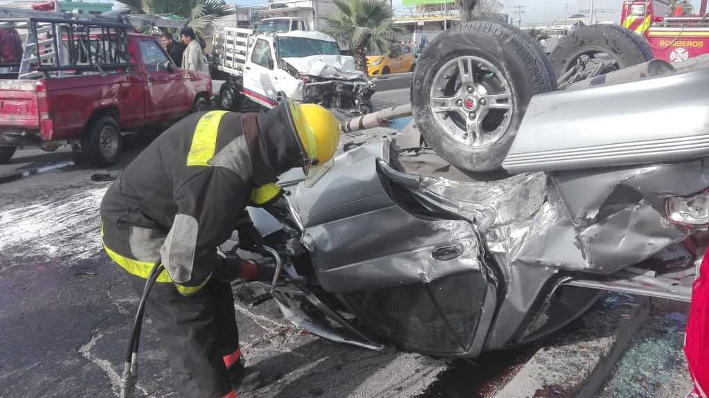 Mujer pierde la vida en fuerte accidente registrado en el periférico de Torreón; hay un herido de gravedad con traumatismo de cráneo severo. (EL SIGLO DE TORREÓN)