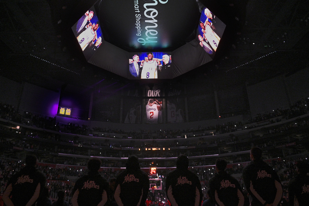 En las pantallas del inmueble se proyectó un emotivo video sobre el fallecido exbasquetbolista de los Lakers. (AP)