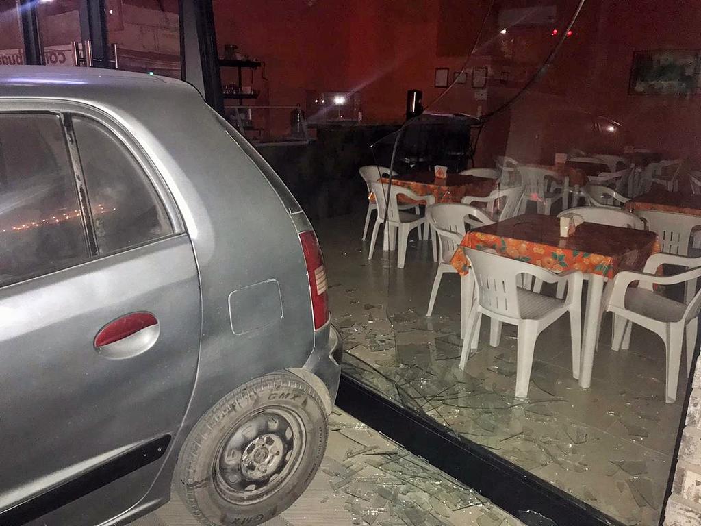 Impactó su vehículo contra un puesto de venta de alimentos en el interior de una plaza comercial de Gómez Palacio. (EL SIGLO DE TORREÓN)