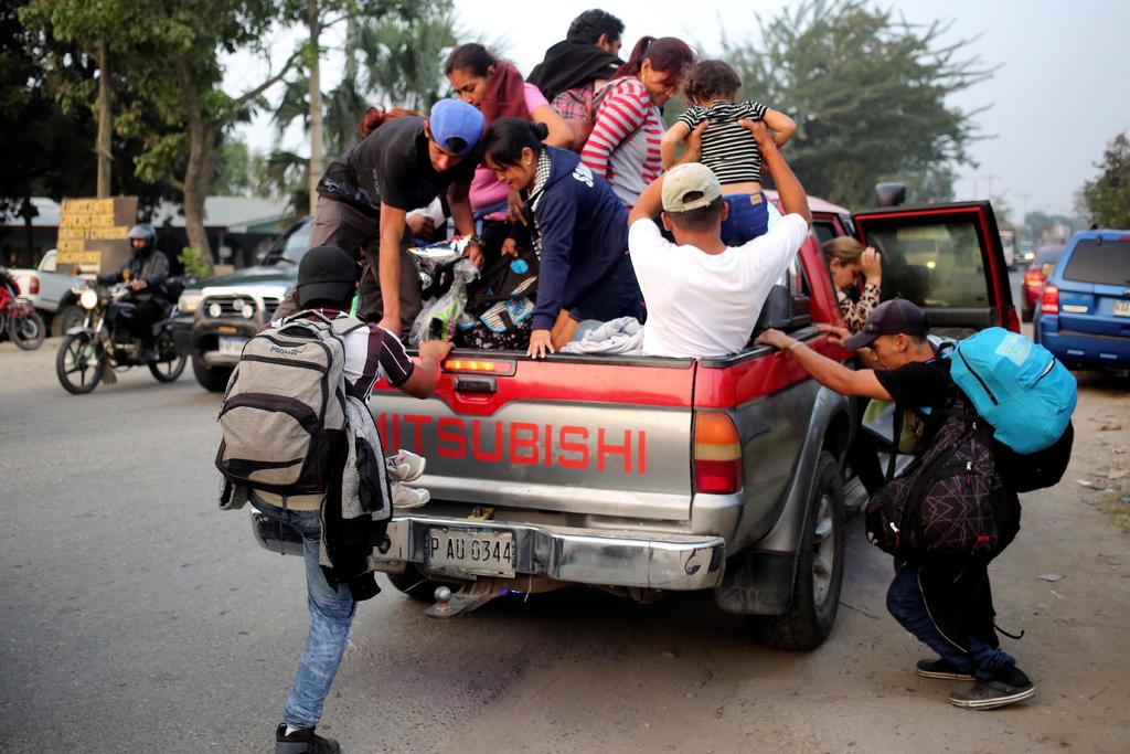 Más un centenar de inmigrantes hondureños salieron este viernes en caravana hacia Estados Unidos, conscientes de que las posibilidades de llegar son muy escasas por el riguroso control que ejercen las fuerzas de seguridad de México en su frontera sur con Guatemala. (EFE)