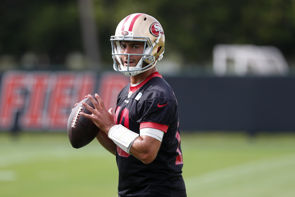 En su primera campaña completa con 49'ers, Jimmy Garoppolo lanzó 27 pases de anotación, pero sufrió 13 intercepciones. (AP)