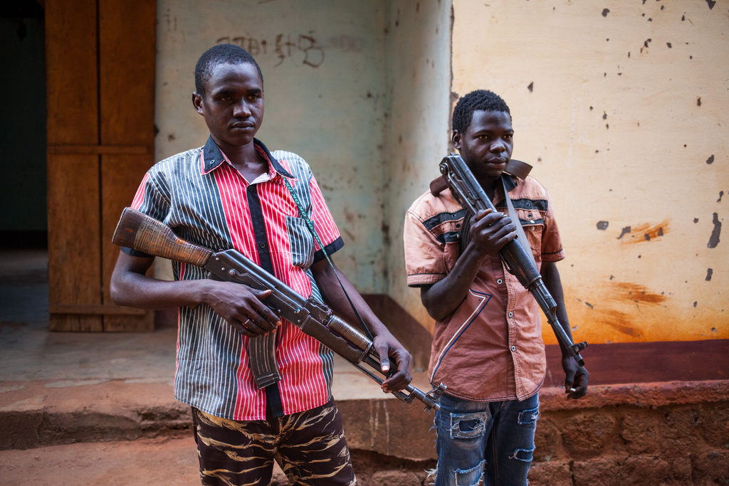 En la imagen se observan dos centroafricanos sosteniendo armas; la ONU mantendrá el embargo para evitar tragedias.