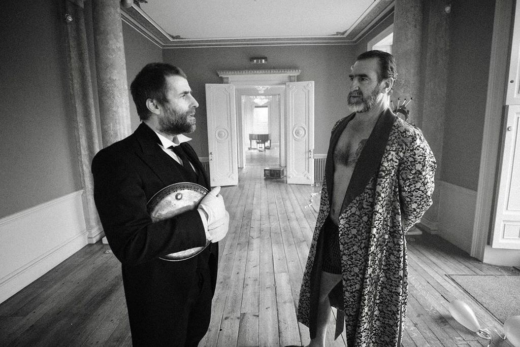 Sorpresa. Exfutbolista Eric Cantona protagoniza video musical de Liam Gallagher, el músico es el sirviente del deportista. (ESPECIAL) 