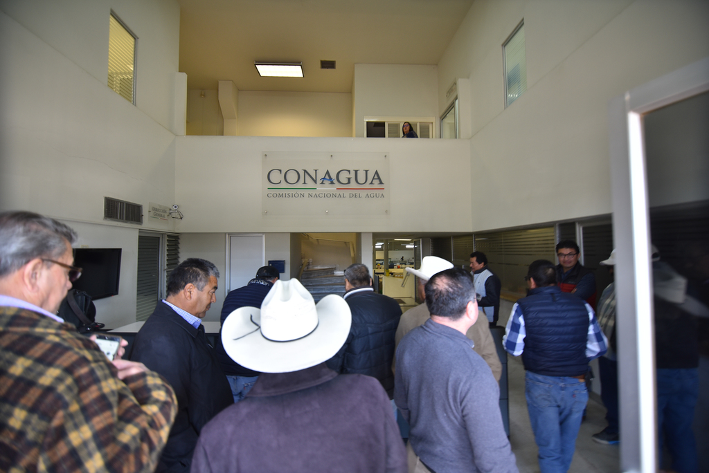 Productores de los módulos de riego 06 y 017 se manifestaron a las afueras de la Conagua debido a inconsistencias del área jurídica.