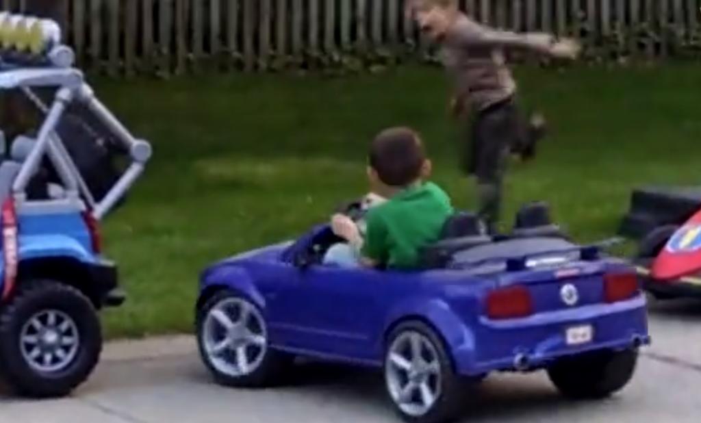 En cuestión de segundos, el pequeño consigue estacionarse perfectamente entre otros dos vehículos de juguete (CAPTURA) 