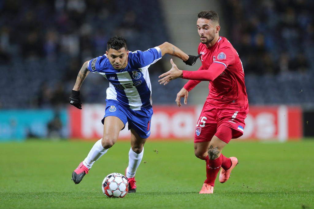 Jesús Manuel Corona anotó en la goliza del Porto 4-0 en casa del Vitória Setúbal. (ARCHIVO)