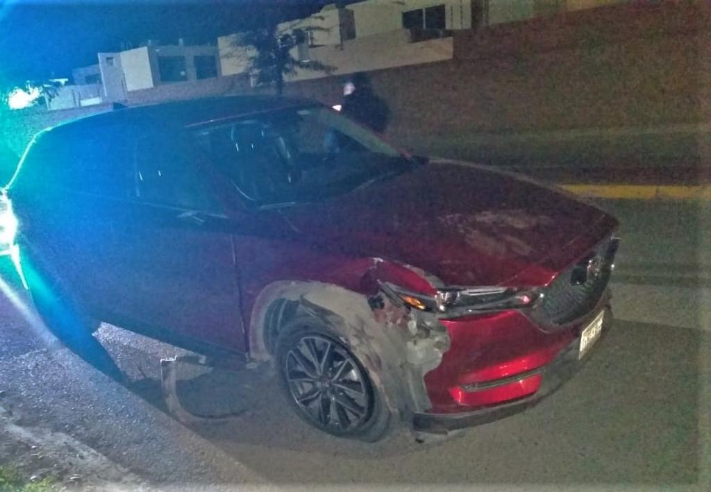 Tras el impacto, la conductora de la Mazda huyó del lugar iniciando así una persecución que terminó con su detención por parte de los agentes de Tránsito y Vialidad a la entrada del sector residencial Senderos. (EL SIGLO DE TORREÓN)