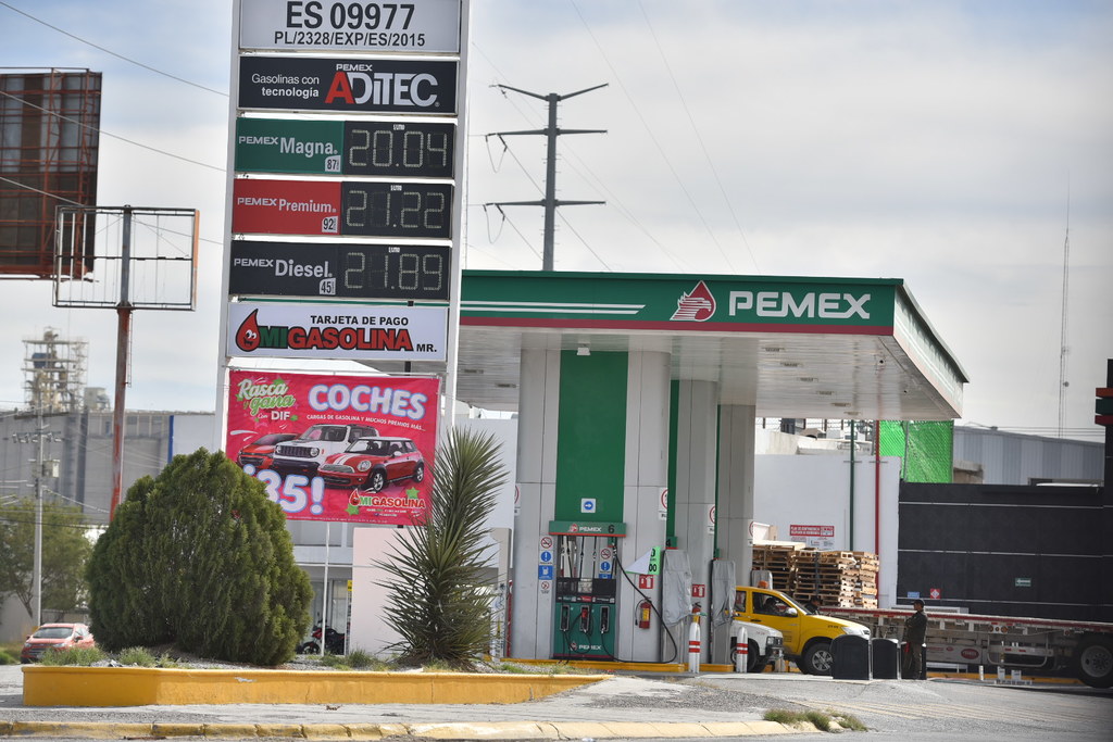 Diversas gasolineras de La Laguna de Durango y de Coahuila fueron recorridas, en donde se pudo observar que los costos de las gasolinas era diverso, en algunas incrementó y en otras disminuyó. (ERNESTO RAMÍREZ)