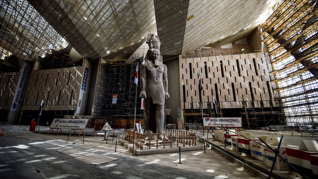 Moderno. El Gran Museo Egipcio será abierto al público en octubre y ofrecerá la gran colección del tesoro de Tutankamón. (CORTESÍA / EFE)