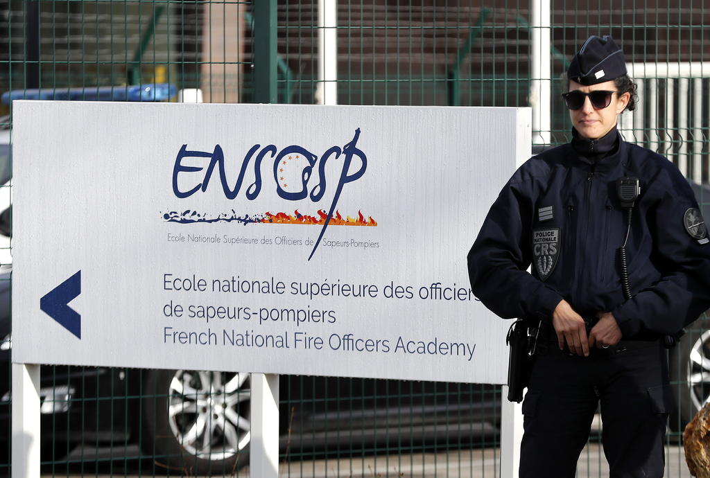 Los ciudadanos franceses se mantendrán en cuarentena durante 14 días en un centro de formación de bomberos cercano al aeropuerto. (EFE)